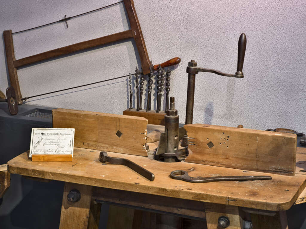 Anciens outils pour travailler le bois