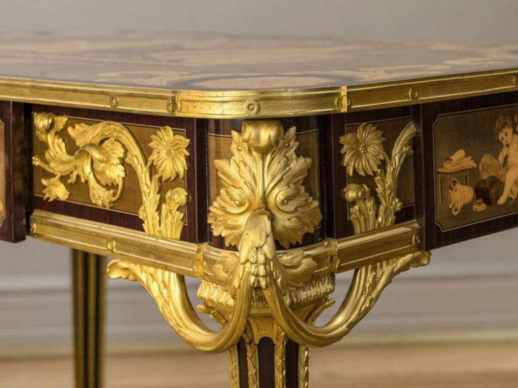 Table avec dorure en or